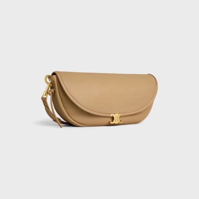 Liten Halfmoon Soft Triomphe i smidigt, glansigt lammskinn Liten Halfmoon Soft Triomphe i smidigt, glansigt lammskinn