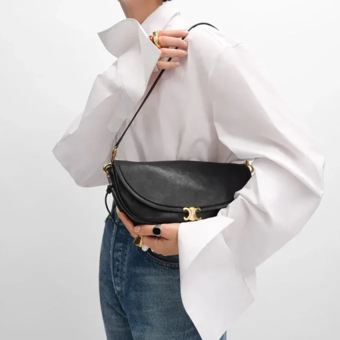 Liten Halfmoon Soft Triomphe i smidigt, glansigt lammskinn Liten Halfmoon Soft Triomphe i smidigt, glansigt lammskinn