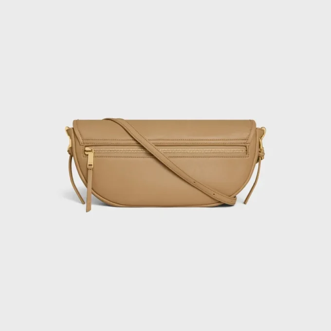 Liten Halfmoon Soft Triomphe i smidigt, glansigt lammskinn Liten Halfmoon Soft Triomphe i smidigt, glansigt lammskinn