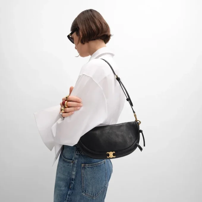 Liten Halfmoon Soft Triomphe i smidigt, glansigt lammskinn Liten Halfmoon Soft Triomphe i smidigt, glansigt lammskinn