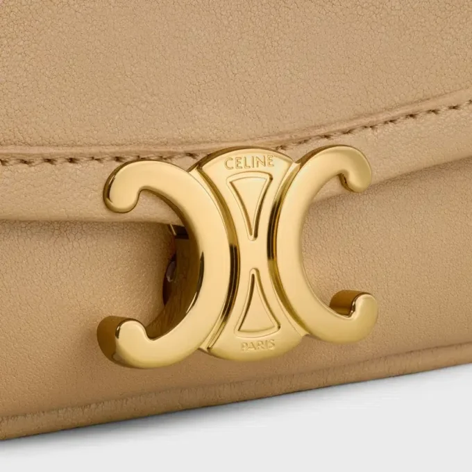 Liten Halfmoon Soft Triomphe i smidigt, glansigt lammskinn Liten Halfmoon Soft Triomphe i smidigt, glansigt lammskinn