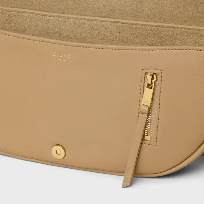 Liten Halfmoon Soft Triomphe i smidigt, glansigt lammskinn Liten Halfmoon Soft Triomphe i smidigt, glansigt lammskinn