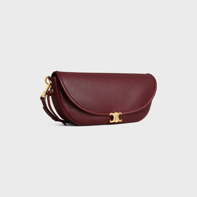 Liten Halfmoon Soft Triomphe i smidigt, glansigt lammskinn Liten Halfmoon Soft Triomphe i smidigt, glansigt lammskinn