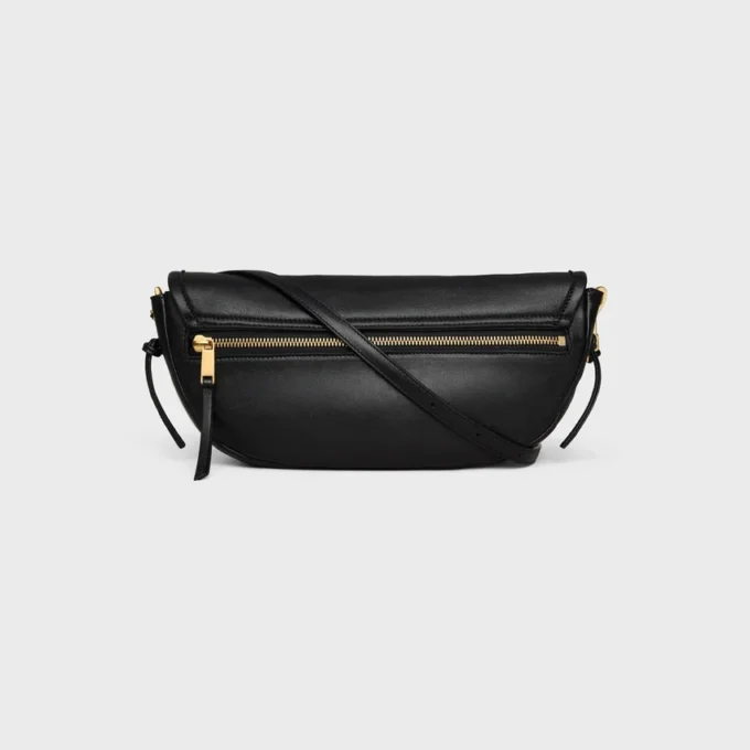 Liten Halfmoon Soft Triomphe i smidigt, glansigt lammskinn Liten Halfmoon Soft Triomphe i smidigt, glansigt lammskinn