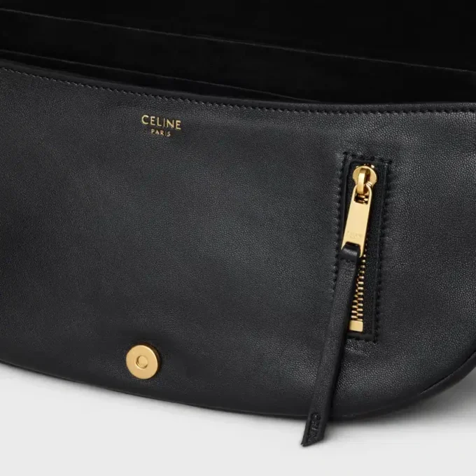 Liten Halfmoon Soft Triomphe i smidigt, glansigt lammskinn Liten Halfmoon Soft Triomphe i smidigt, glansigt lammskinn