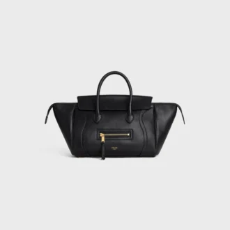 liten luggage i mjukt glansigt lammskinn 1 3 330x330 - Liten luggage i mjukt, glansigt lammskinn