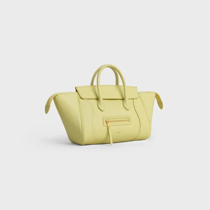 Liten luggage i mjukt, glansigt lammskinn