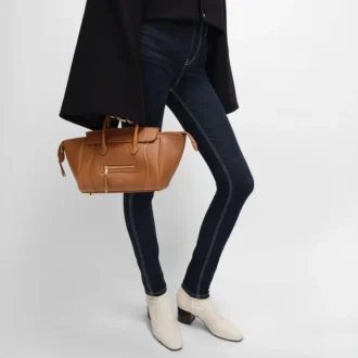Liten luggage i mjukt, glansigt lammskinn