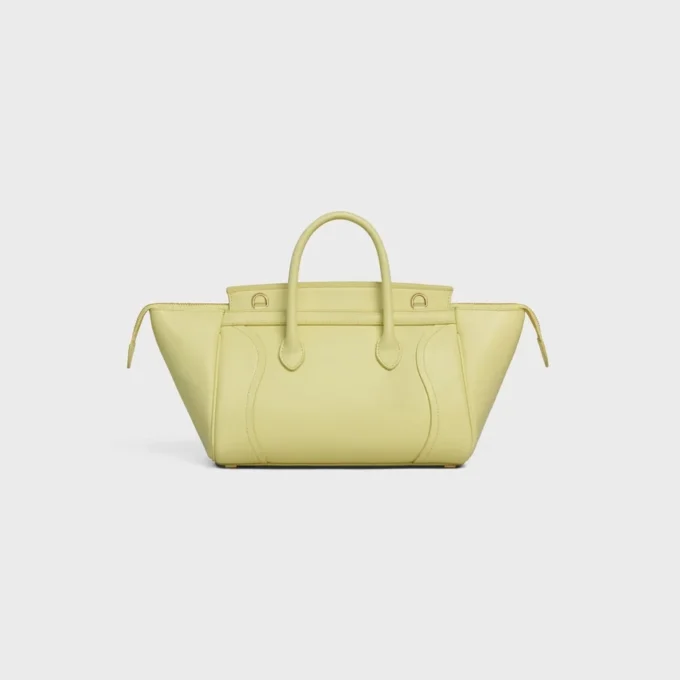 Liten luggage i mjukt, glansigt lammskinn