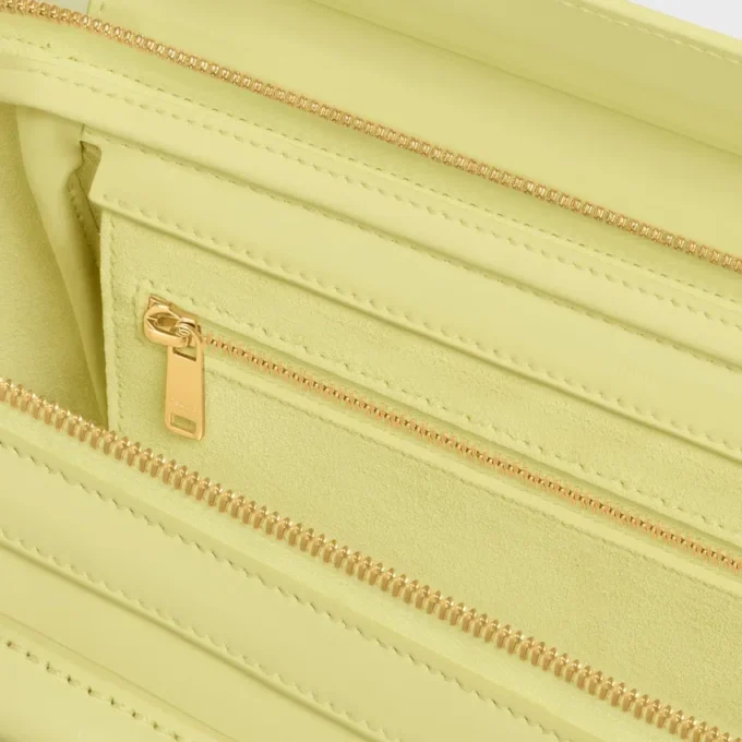 Liten luggage i mjukt, glansigt lammskinn