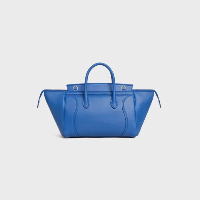 Liten luggage i mjukt, glansigt lammskinn
