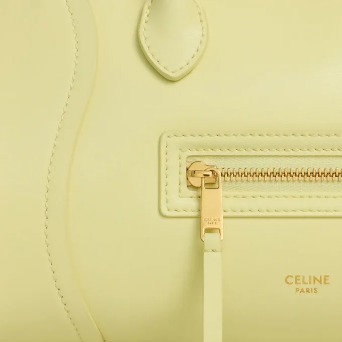 Liten luggage i mjukt, glansigt lammskinn