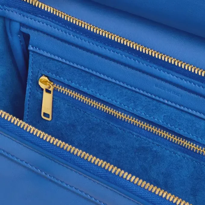 Liten luggage i mjukt, glansigt lammskinn