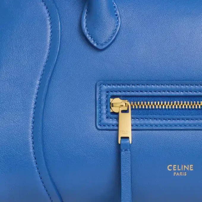 Liten luggage i mjukt, glansigt lammskinn