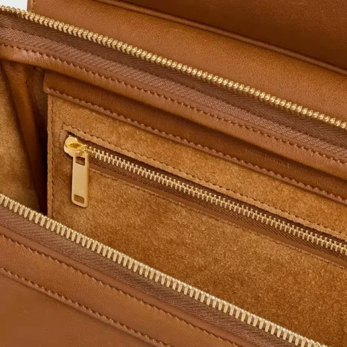 Liten luggage i mjukt, glansigt lammskinn