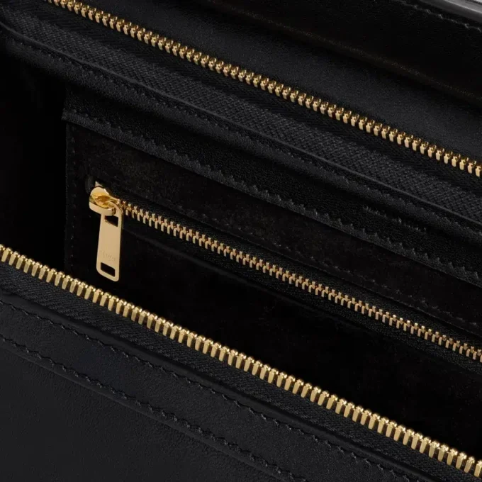Liten luggage i mjukt, glansigt lammskinn Liten luggage i mjukt, glansigt lammskinn