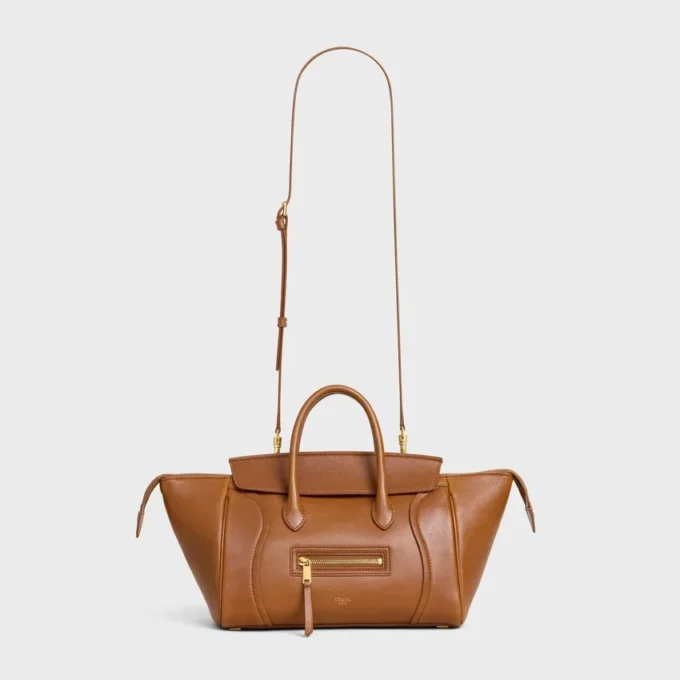 Liten luggage i mjukt, glansigt lammskinn