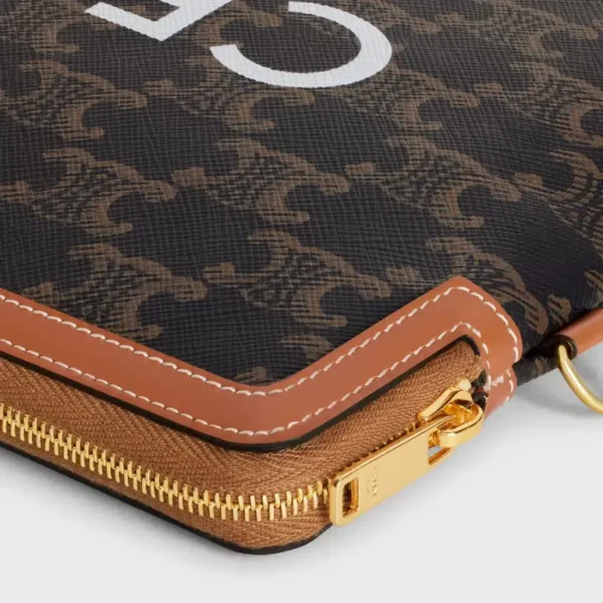 Liten påse med rem Cuir Triomphe i Triomphe Canvas med CELINE-tryck