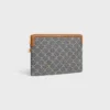 Liten påse med rem i Cuir Triomphe i Jacquard Triomphe över hela ytan