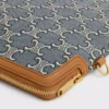 Liten påse med rem i Cuir Triomphe i Jacquard Triomphe över hela ytan