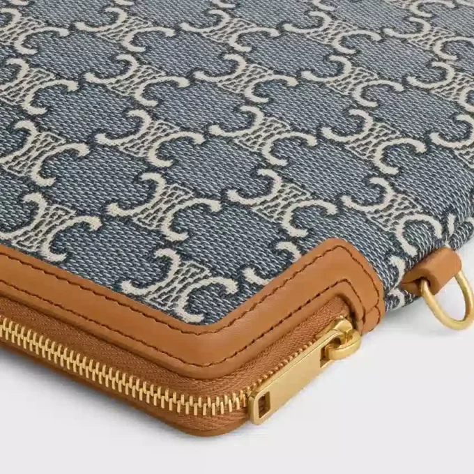 Liten påse med rem i Cuir Triomphe i Jacquard Triomphe över hela ytan