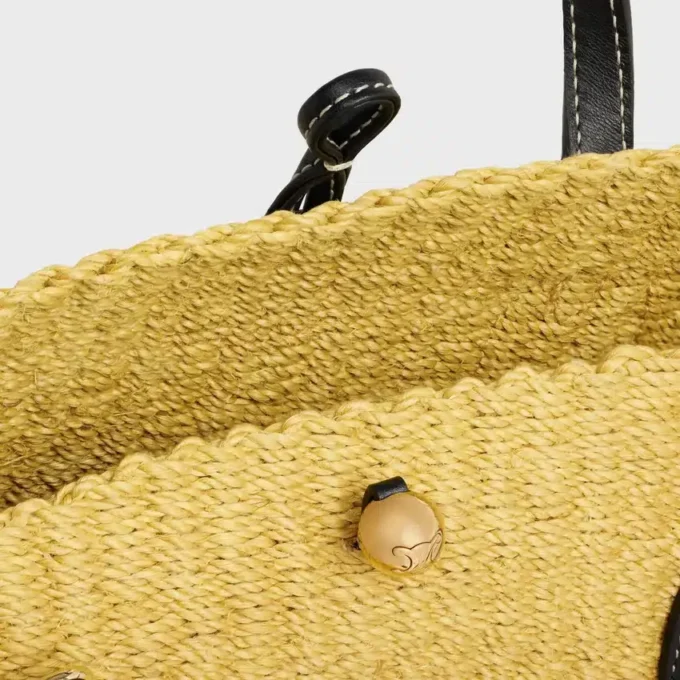 Liten Triomphe-korg med pärlor i sisal och kalvskinn Liten Triomphe-korg med pärlor i sisal och kalvskinn