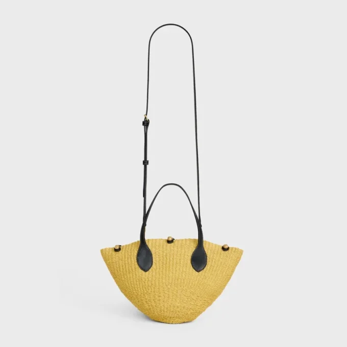 Liten Triomphe-korg med pärlor i sisal och kalvskinn Liten Triomphe-korg med pärlor i sisal och kalvskinn
