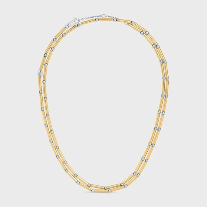 Långt halsband med berlocker i mässing med guld- och rodiumfinish Långt halsband med berlocker i mässing med guld- och rodiumfinish