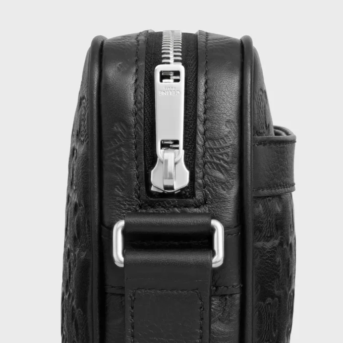 Medium messenger-väska i kalvskinn med Triomphe-prägling