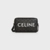 Medium messenger-väska i Triomphe Canvas med CELINE-tryck