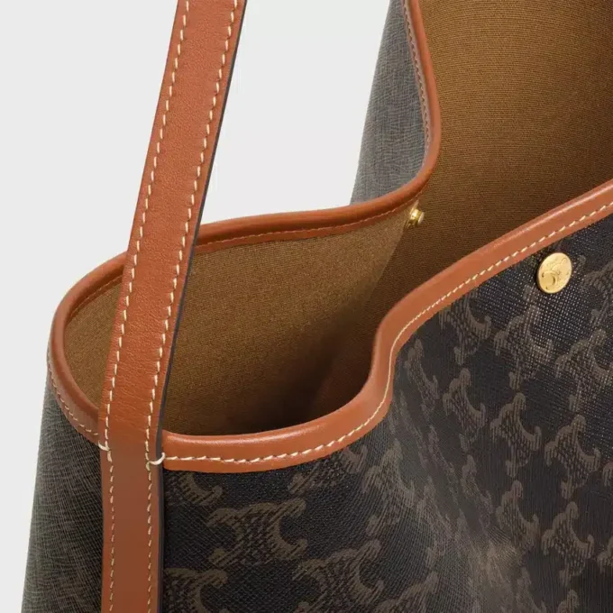 Mjuk shopperväska i Triomphe Canvas och kalvskinn