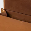 Mjuk Triomphe-Besace i smidigt, glansigt lammskinn Mjuk Triomphe-Besace i smidigt, glansigt lammskinn