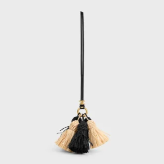 Multi Pompon-berlock i raffia och slätt lammskinn