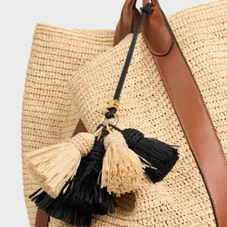 Multi Pompon-berlock i raffia och slätt lammskinn