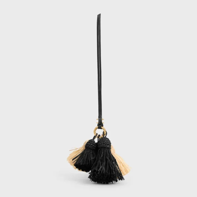Multi Pompon-berlock i raffia och slätt lammskinn