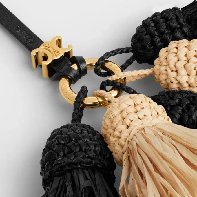 Multi Pompon-berlock i raffia och slätt lammskinn