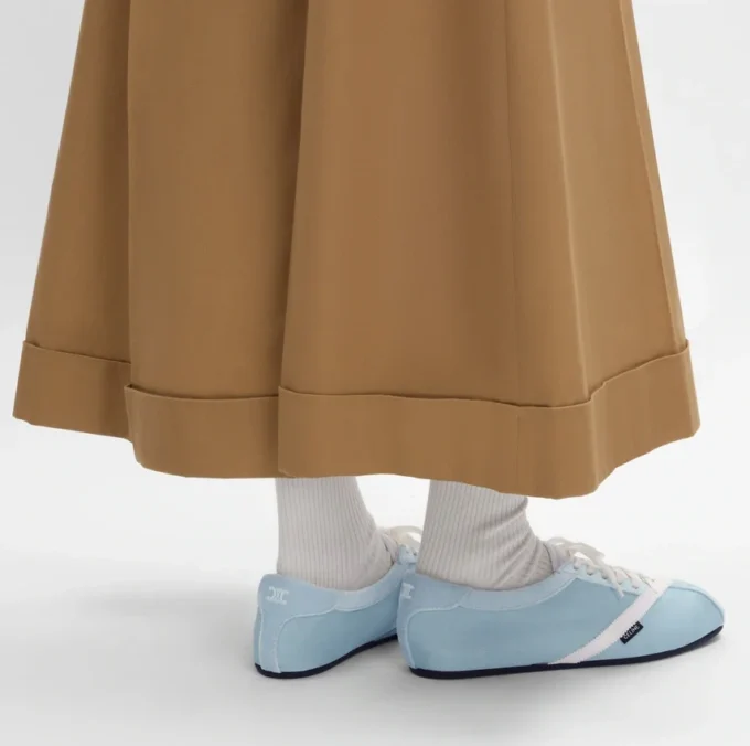 Platta sneakers i grosgrain, sammet, getskinn och lammskinn Platta sneakers i grosgrain, sammet, getskinn och lammskinn