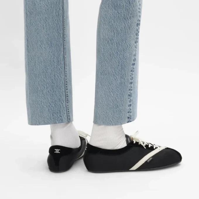 Platta sneakers i grosgrain, sammet, getskinn och lammskinn Platta sneakers i grosgrain, sammet, getskinn och lammskinn