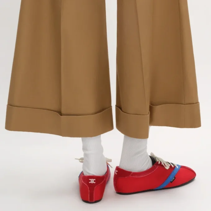Platta sneakers i grosgrain, sammet, getskinn och lammskinn Platta sneakers i grosgrain, sammet, getskinn och lammskinn