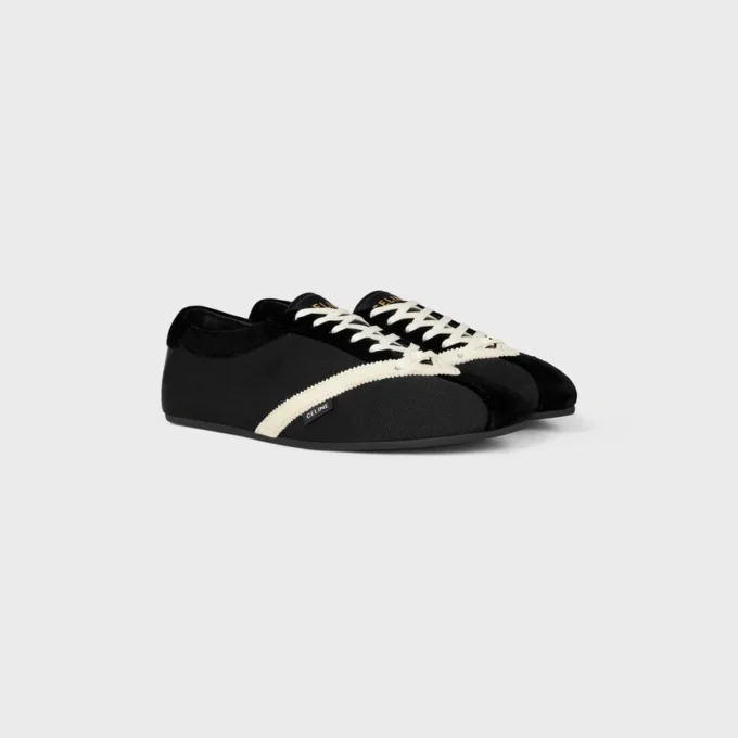Platta sneakers i grosgrain, sammet, getskinn och lammskinn Platta sneakers i grosgrain, sammet, getskinn och lammskinn