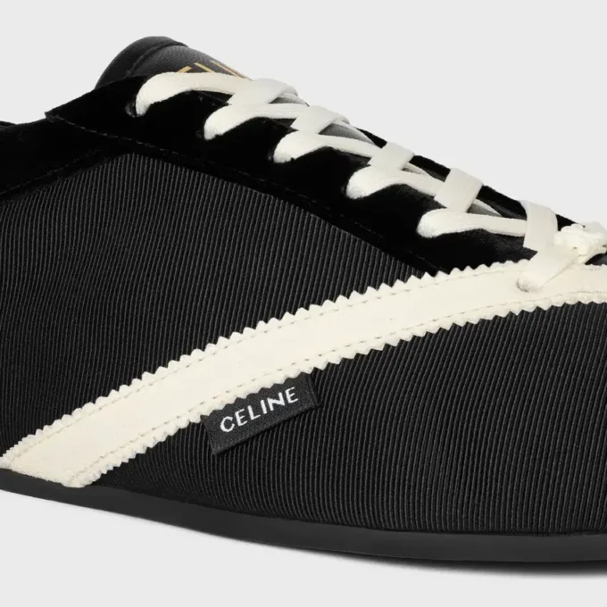Platta sneakers i grosgrain, sammet, getskinn och lammskinn Platta sneakers i grosgrain, sammet, getskinn och lammskinn