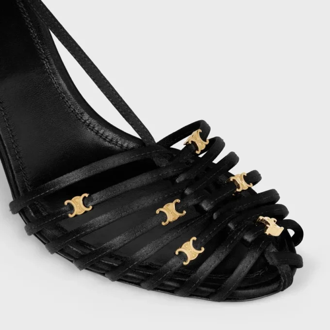 Sandaler med burklack i satin