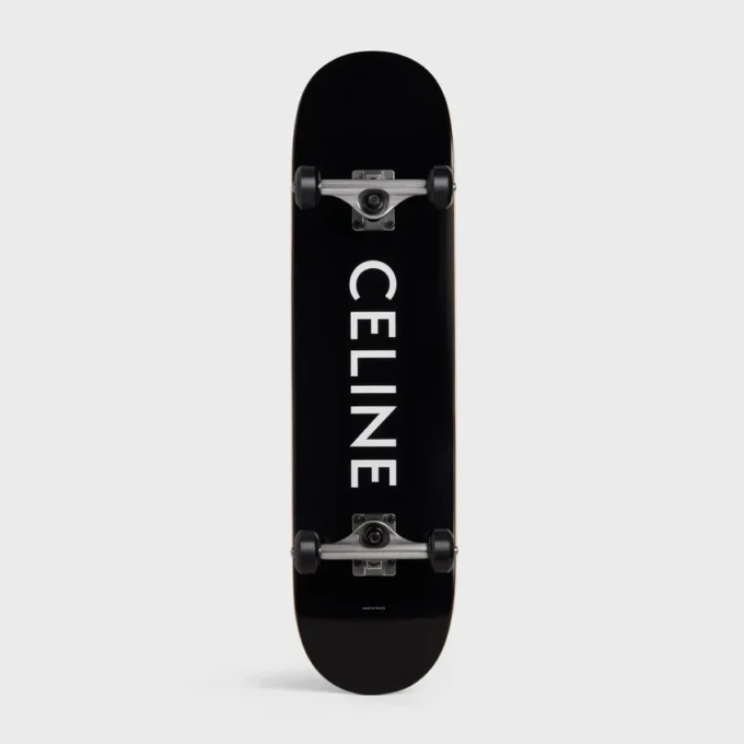 Skateboard med CELINE-logotyp