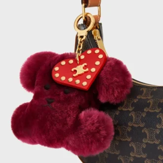 Triomphe Pom-Pom-berlock i broderat fårskinn och kalvskinn Triomphe Pom-Pom-berlock i broderat fårskinn och kalvskinn